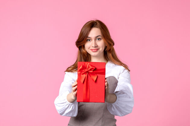 礼品正面图：年轻女性 红色包装 粉色背景 相亲日期 三月横向礼物 香水 女士照片 钱包装香水年轻女性
