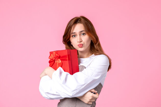 礼品正面图：年轻女性 红色包装 粉色背景 日期：三月水平恋爱女性 性感平等礼品香水包装