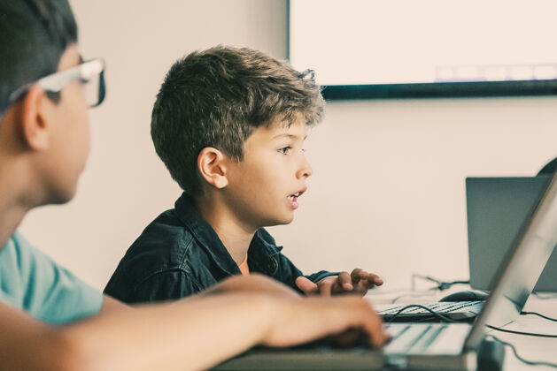 未来派高加索男孩在课上大声朗读任务学习在线学习多样性