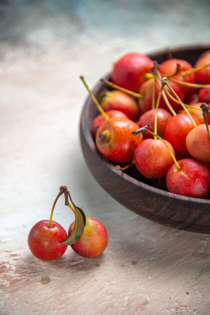 碗侧面特写查看樱桃树旁边碗里的樱桃健康浆果甜点