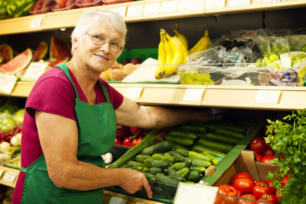简介老妇人在架子上整理蔬菜老年女性老年人选择重点