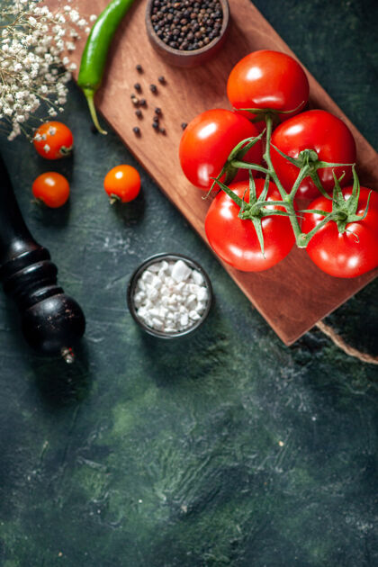 胡椒顶视图深色背景上的红色西红柿蔬菜新鲜餐胡椒色成熟沙拉食物食品蔬菜沙拉
