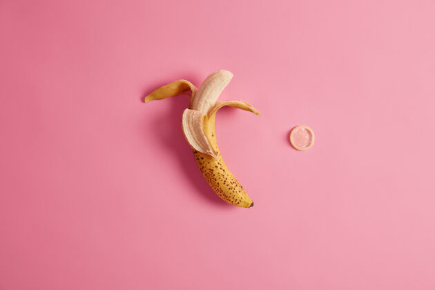 包装节育 安全的关系观念剥熟的香蕉和避孕套为您的安全第一和预防性病 保健 避孕选择重点从上面看避孕套安全保护
