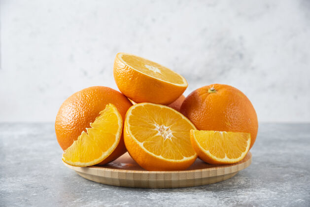 柑橘石桌上放满了橙子汁的木板异国情调多汁健康饮食