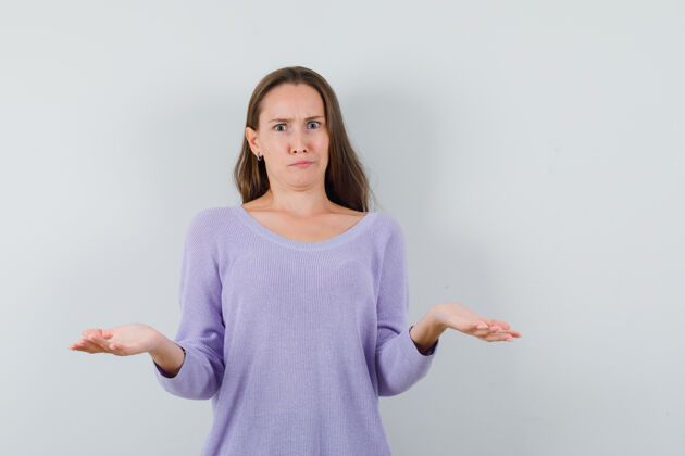 手势一位年轻的女性 穿着淡紫色的衬衫 表现出无助的姿态 看上去很困惑衬衫淑女头发
