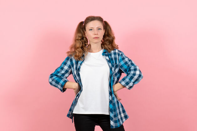 衬衫正面图穿着格子衬衫的年轻女性在浅粉色背景上摆姿势模特情感青年女童子成人孩子年轻女性