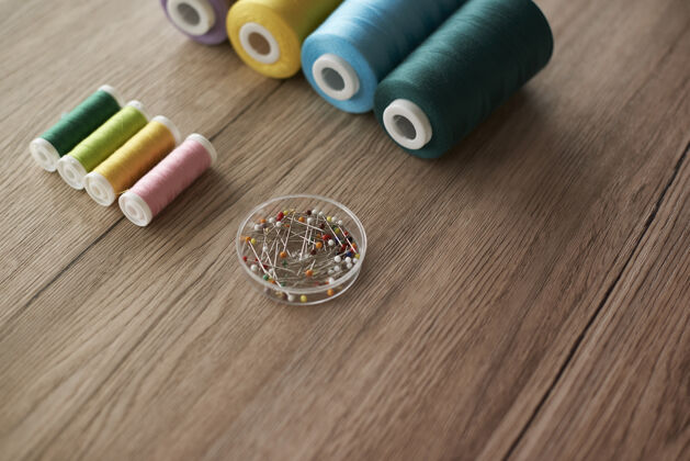 纺织品裁缝桌上五颜六色的东西桌子缝纫裁缝