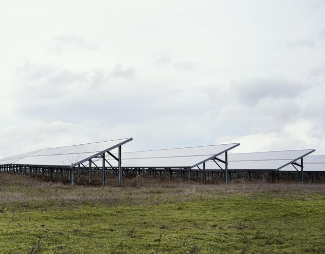 可再生资源有很多太阳能电池板的场地能源可再生能源复制空间