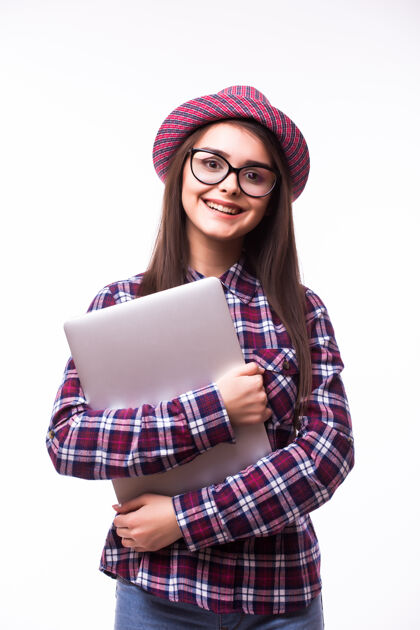 女人年轻的微笑自信的女人使用笔记本电脑 看着相机隔离在白色背景下肖像一个头发