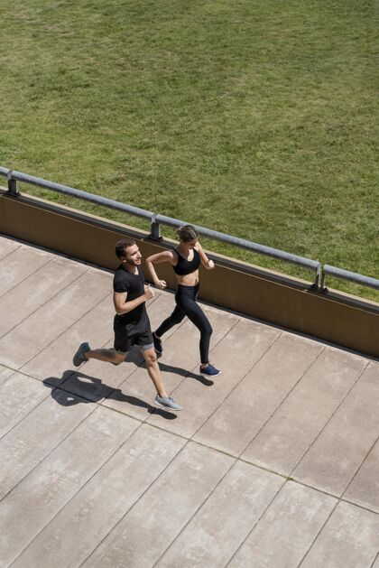 跑步男人和女人一起在户外慢跑训练复制空间运动
