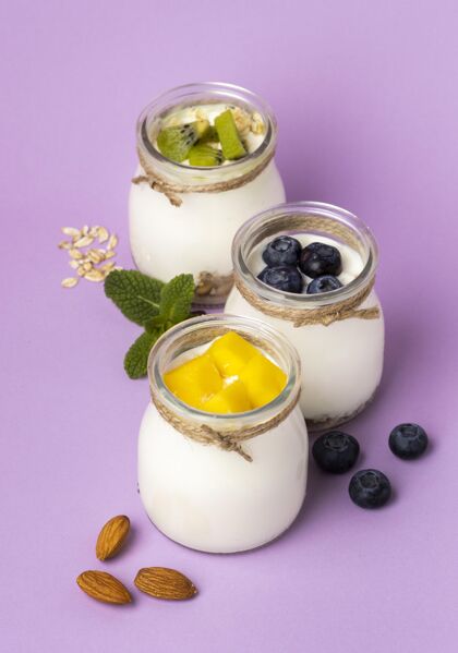 营养用酸奶组成美味的早餐健康有机饮食