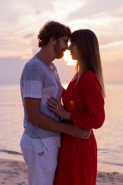 浪漫日落时分热带海滩上的一对幸福浪漫的情侣浪漫在一起人