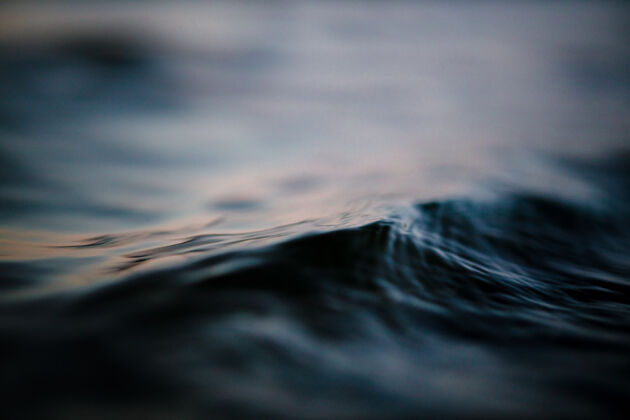 涟漪水的特写镜头陆地海