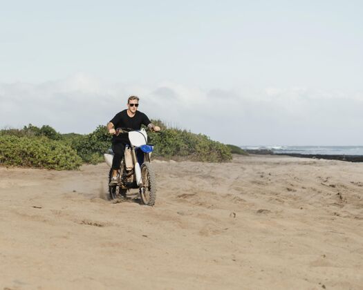 摩托车夏威夷骑摩托车的人姿势旅游激情