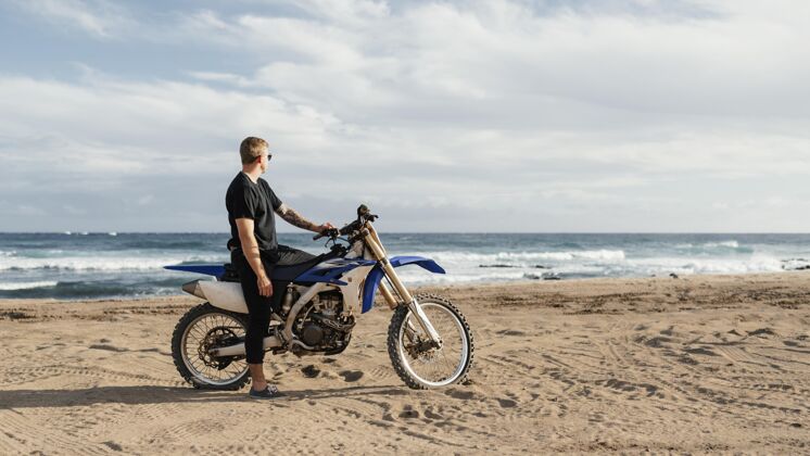 姿势夏威夷骑摩托车的人模型夏威夷冒险