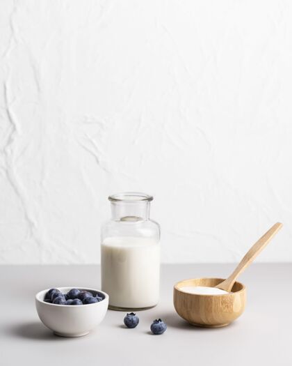 健康新鲜蓝莓牛奶正面图牛奶碗复制空间