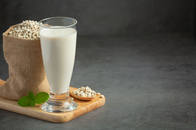 纤维小米牛奶在玻璃杯里准备好了种植配方碳水化合物