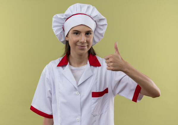 厨师年轻高兴的白人厨师女孩在厨师制服上竖起大拇指绿色与复制空间年轻绿色请