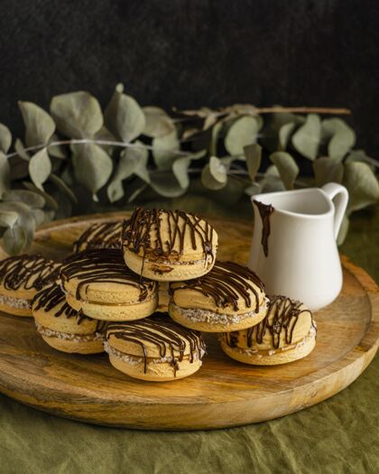 烹饪美味的饼干加奶油在木板上排列烹饪甜点
