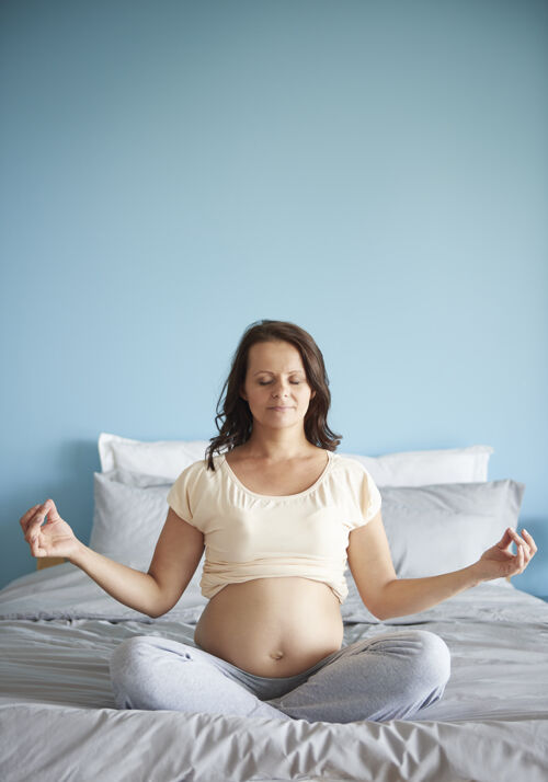新生活女人怀孕时冥想后代休息呼吸练习