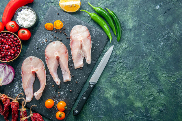沙拉顶视图深色背景上的新鲜鱼片沙拉海鲜海味海椒食物水餐顶部美食牛肉