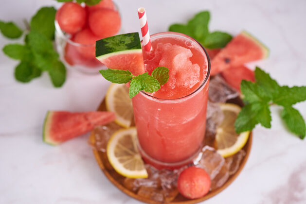 玻璃新鲜水果冰沙 自制西瓜柠檬水 夏日鲜果写真饮料盘子成熟果汁