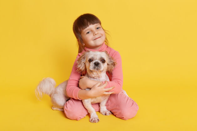 黄色小女孩和黄色的北京狗合影可爱快乐动物