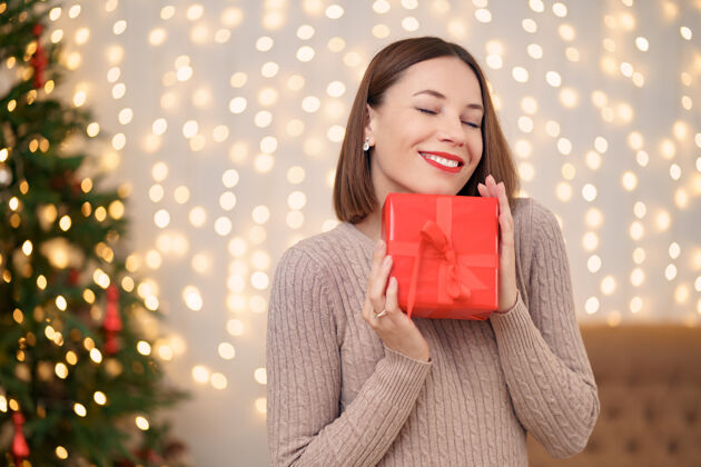 礼物年轻快乐女人的画像红唇是如此快乐得到包装礼盒包装幻想女性