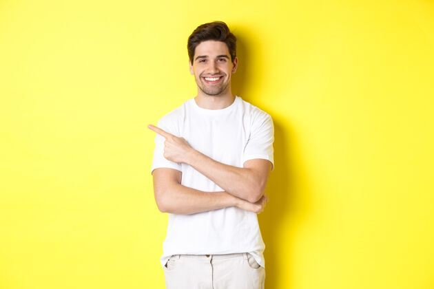 成人帅哥指着左边笑着 在黄色的版面上展示广告自信男人秀