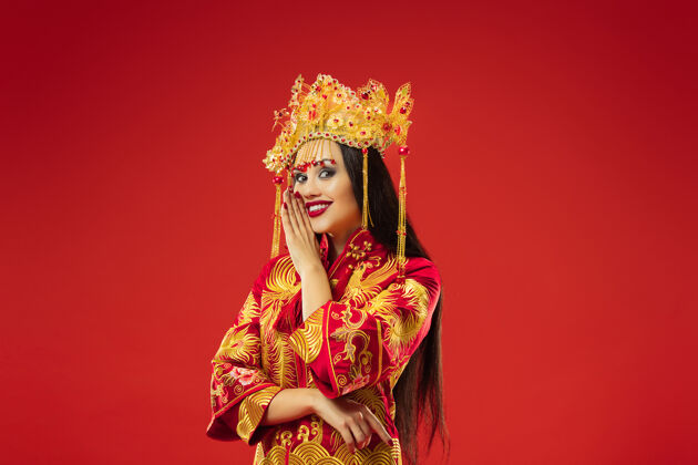 传统中国传统的优雅女子在红墙工作室服装服装优雅