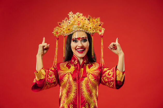 服装中国传统的优雅女子在红墙工作室中国人优雅东方人