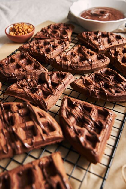 早餐垂直拍摄美味的巧克力华夫饼放在桌子上靠近配料的网上卡路里小吃巧克力