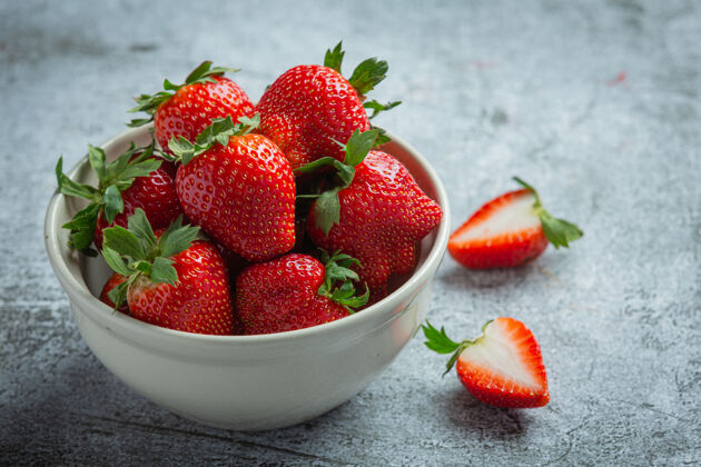 甜点新鲜草莓放在一个碗里 背景是古老的深色自然美味背景