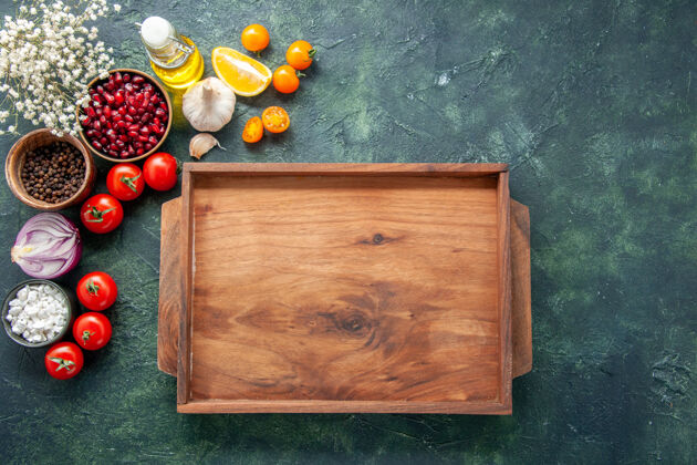 饮食顶视图新鲜的红色西红柿与木制书桌上的深色背景健康餐沙拉食品彩色照片饮食免费空间颜色餐胸部
