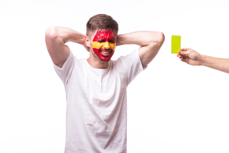 世界杯年轻的西班牙男足球迷用黄牌隔离在白墙上国旗国家体育