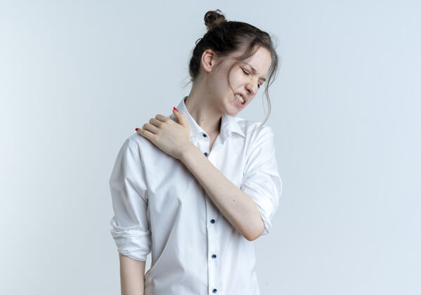 太空年轻疼痛的金发俄罗斯女孩抱着肩膀在空白处与复制空间隔离金发复制肩膀