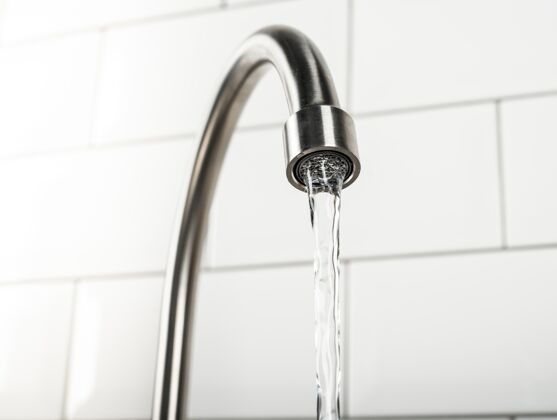水槽新的和现代的钢水龙头在厨房里水流洗涤自来水