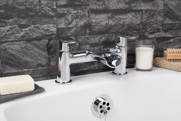 浴室现代和新的钢水龙头与陶瓷浴缸在浴室里室内倒清洗