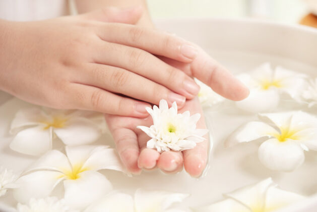 皮肤护理水疗治疗和产品在水疗香薰水疗陶瓷碗白花身体美容花瓣