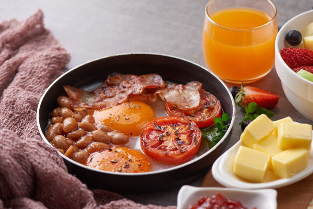 食物英式早餐 煎蛋 培根 豆子 烤番茄面包烧烤烹饪