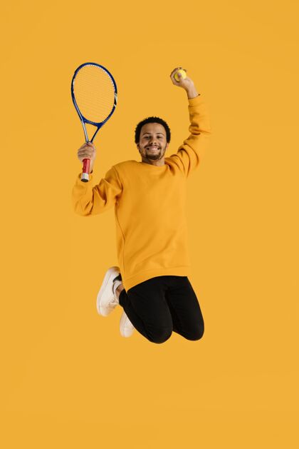 网球拍一个拿着网球拍跳起来的年轻人年轻帅哥模特