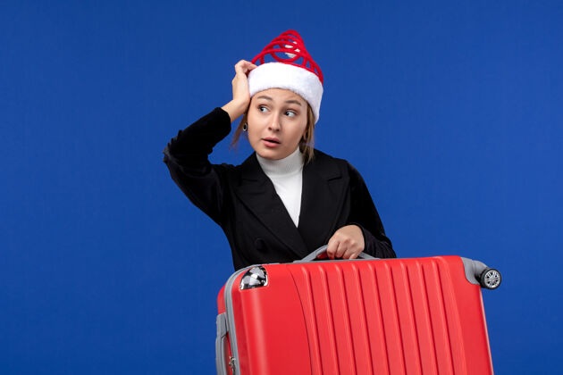工人正面图年轻女子背着红包上蓝墙度假旅游的女人背圣诞节帅哥