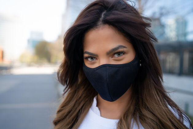安全年轻女子戴着口罩站在街上的特写镜头城市概念新的正常生活方式概念城镇姿势休闲