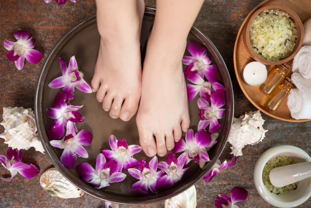 花瓣水疗治疗和产品为女性脚和手水疗兰花在陶瓷碗保健兰花盘子