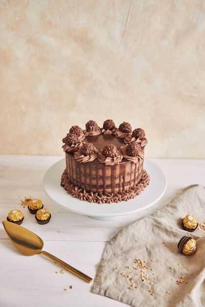 面包房垂直拍摄美味的巧克力蛋糕在盘子旁边的一些巧克力片盘子奶油巧克力