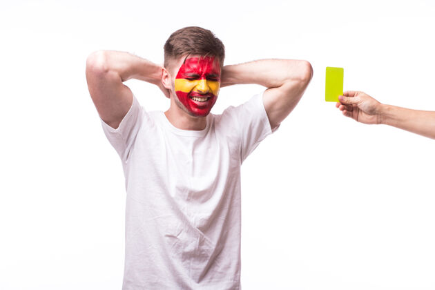 世界杯年轻的西班牙男足球迷用黄牌隔离在白墙上国旗国家体育