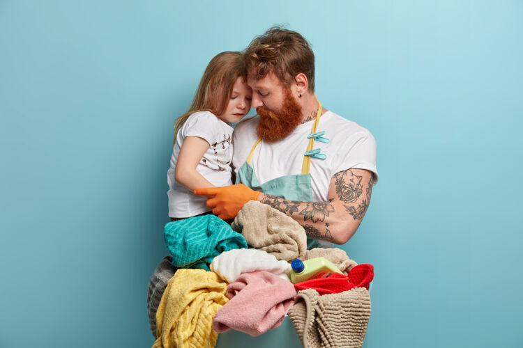 洗爸爸和女儿准备要洗的衣服呜呜清洁纹身