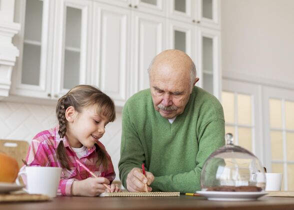 退休中枪爷爷和女孩画在一起老人孙子