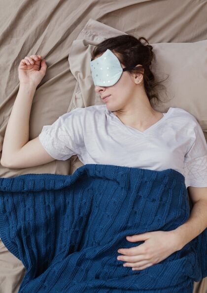 房子戴着睡眠面罩的女人在睡觉室内睡眠面膜女人