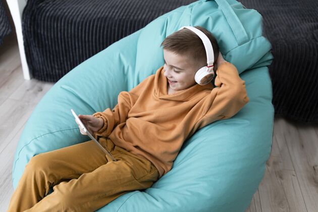 技术拿着耳机的中枪小子电子在线学习儿童